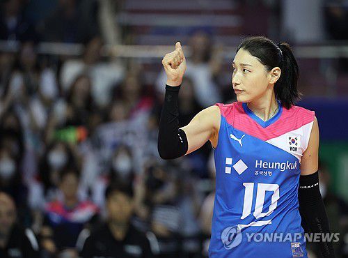 최고야(서울=연합뉴스) 박동주 기자 = 8일 서울 송파구 잠실 실내체육관에서 열린 김연경의 국가대표 은퇴 경기 '팀 대한민국'과 '팀 코리아'의 대결.      '팀 대한민국' 김연경이 동료들을 향해 엄지를 들어보이고 있다. 2024.6.8 pdj6635@yna.co.kr