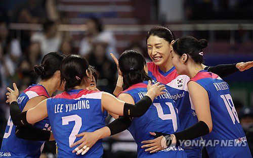 김연경, 행복한 미소(서울=연합뉴스) 박동주 기자 = 8일 서울 송파구 잠실 실내체육관에서 열린 김연경의 국가대표 은퇴 경기 '팀 대한민국'과 '팀 코리아'의 대결.      '팀 대한민국' 김연경이 동료와 환호하고 있다. 2024.6.8 pdj6635@yna.co.kr