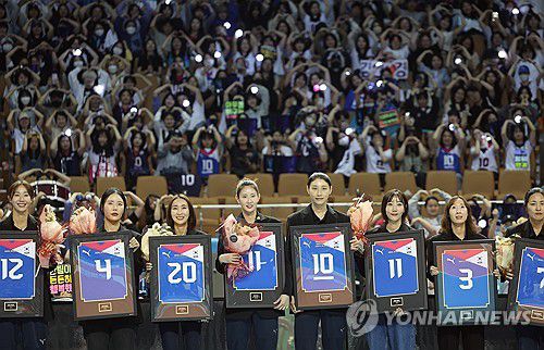 김연경에 하트 보내는 팬들(서울=연합뉴스) 박동주 기자 = 김연경이 8일 서울 송파구 잠실 실내체육관에서 열린 국가대표 은퇴식에서 선배, 동료들과 함께 기념촬영을 하고 있다. 2024.6.8 pdj6635@yna.co.kr