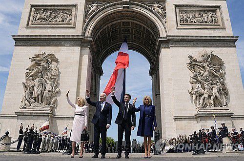 파리 개선문 앞에 선 미·프 정상 부부 [AP 연합뉴스]