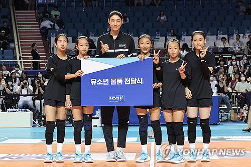 김연경 자선재단 'KYK 파운데이션', 유소년 배구 발전 후원(서울=연합뉴스) 임화영 기자 = 김연경이 9일 서울 송파구 잠실 실내체육관에서 열린 자신의 이름을 딴 자선재단 'KYK 파운데이션 출범식'에서 유소년 배구 발전 후원 물품 전달식을 하고 있다. 2024.6.9 hwayoung7@yna.co.kr