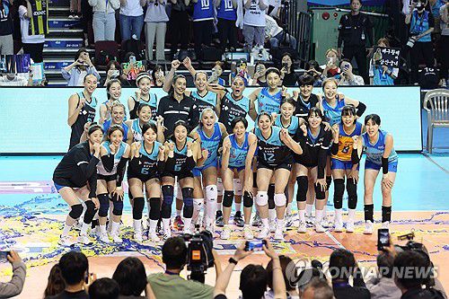세계 여자배구 올스타전(서울=연합뉴스) 임화영 기자 = 9일 서울 송파구 잠실 실내체육관에서 열린 세계 여자배구 올스타전을 마친 뒤 김연경, 나탈리아 페레이라 등 선수들이 기념촬영하고 있다. 2024.6.9 hwayoung7@yna.co.kr