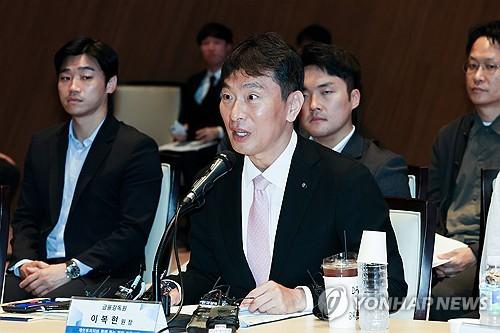 공매도 관련 토론회서 발언하는 이복현 금감원장(서울=연합뉴스) 임화영 기자 = 이복현 금융감독원장이 10일 오전 서울 여의도 한국거래소 콘퍼런스홀에서 열린 개인투자자와 함께하는 열린 3차 토론회에서 발언하고 있다. 2024.6.10 hwayoung7@yna.co.kr