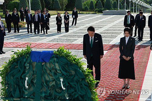 윤석열 대통령 부부, 투르크 독립기념탑 헌화 뒤 묵념(아시가바트[투르크메니스탄]=연합뉴스) 홍해인 기자 = 투르크메니스탄을 국빈 방문 중인 윤석열 대통령과 김건희 여사가 10일 오후(현지시간) 투르크메니스탄 아시가바트 독립기념탑에 헌화 뒤 묵념하고 있다. 2024.6.10 hihong@yna.co.kr