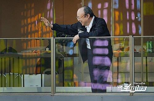 대전구장에서 한화 팬들과 인사하는 김승연 한화그룹 회장[연합뉴스 자료사진]