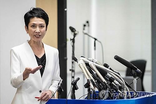 도쿄도 지사 선거 출마 렌호 의원  (도쿄 AFP=연합뉴스) 일본 제1야당인 입헌민주당 렌호 의원이 지난달 27일 도쿄도 지사 선거 출마 의사를 표명하고 있다.