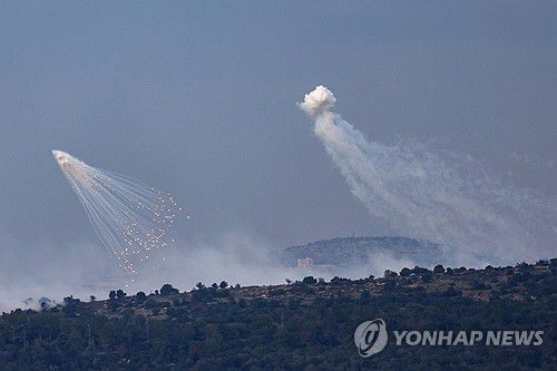 레바논 국경마을 주변 언덕 위로 떨어지는 포격[AFP 연합뉴스 자료사진. 재판매 및 DB 금지]