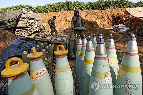 이스라엘-레바논 국경 주변에서 포탄을 준비 중인 이스라엘군 병사들[AFP 연합뉴스 자료사진. 재판매 및 DB 금지]
