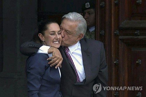 당선인 볼에 뽀뽀하는 멕시코 대통령(멕시코시티 AFP=연합뉴스) 안드레스 마누엘 로페스 오브라도르 멕시코 대통령(오른쪽)이 10일(현지시간) 멕시코시티에 있는 멕시코 대통령궁 입구에서 클라우디아 셰인바움 대통령 당선인과 만나 볼에 뽀뽀하고 있다. 2024.6.11 [AFPTV 제공. 재판매 및 DB 금지]