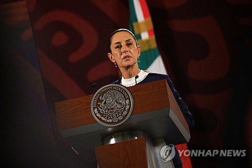 기자회견하는 멕시코 대통령 당선인(멕시코시티 로이터=연합뉴스) 클라우디아 셰인바움 멕시코 대통령 당선인이 10일 오후(현지시간) 멕시코 대통령궁에서 당선 후 첫 기자회견을 하고 있다. 2024.6.11