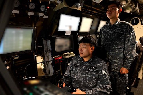 안무함을 조종하는 승조원[해군 제공. 재판매 및 DB 금지]