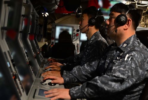 안무함 음탐기를 운용하는 승조원[해군 제공. 재판매 및 DB 금지]