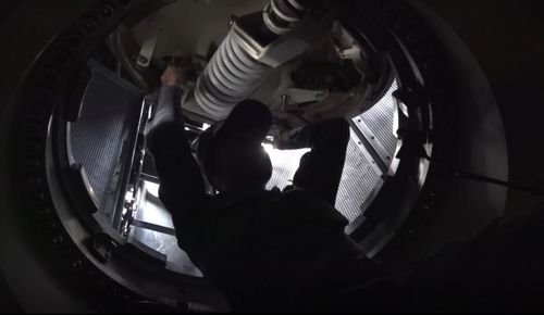 잠항 준비 위해 해치를 닫는 안무함 승조원[해군 제공. 재판매 및 DB 금지]