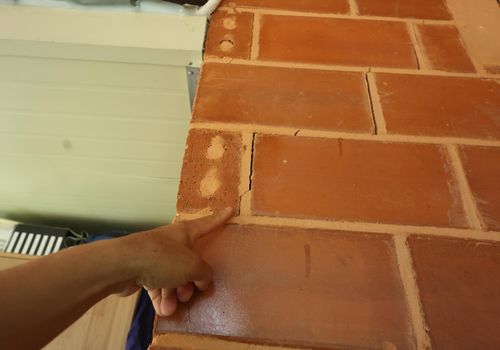 지진으로 생긴 벽돌 금 (부안=연합뉴스) 최영수 기자