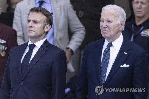 노르망디 상륙작전 기념식 참석한 美佛 정상(콜빌쉬르메르[프랑스 노르망디] EPA=연합뉴스) 조 바이든 미국 대통령(오른쪽)과 에마뉘엘 마크롱 프랑스 대통령이 6일(현지시간) 프랑스 북서부 노르망디 콜빌쉬르메르 미군 묘지에서 열린 노르망디 상륙작전 80주년 기념식에 참석하고 있다. 이날 바이든 대통령은 민주주의를 위협하는 세력에 맞서 싸워야 한다고 호소했다. 2024.06.07 passion@yna.co.kr