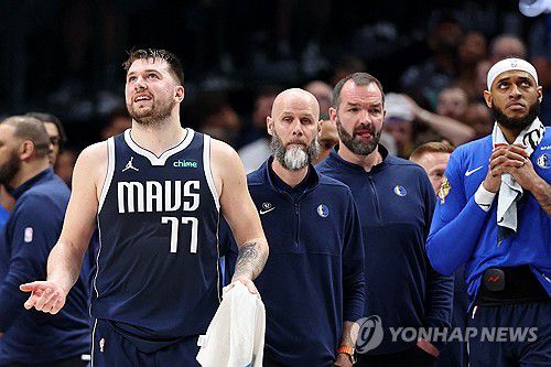 6반칙 퇴장당한 루카 돈치치[USA투데이=연합뉴스]