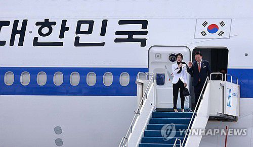 카자흐스탄 국빈 방문 마친 윤석열 대통령(아스타나[카자흐스탄]=연합뉴스) 홍해인 기자 = 카자흐스탄 국빈 방문을 마친 윤석열 대통령과 김건희 여사가 13일(현지시간) 카자흐스탄 아스타나 공항에서 다음 국빈 방문지인 우즈베키스탄으로 향하며 전용기인 공군 1호기에 올라 인사하고 있다. 2024.6.13 hihong@yna.co.kr