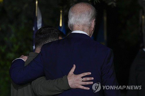 기자회견장 떠나는 바이든 대통령과 젤렌스키 대통령[AP 연합뉴스. 재판매 및 DB 금지]