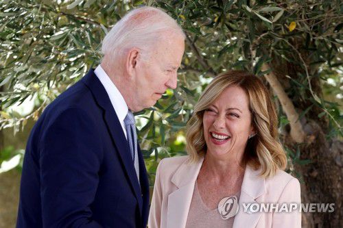 바이든 미 대통령 맞이한 멜로니 이탈리아 총리(사벨레트리[이탈리아] AFP=연합뉴스) 13일(현지시간) 이탈리아 풀리아주 사벨레트리에서 개막한 주요 7개국(G7) 정상회의에 참석한 조 바이든 미국 대통령(왼쪽)이 조르자 멜로니 이탈리아 총리의 환영을 받고 있다. 이날 G7 정상들은 러시아 동결 자산으로 우크라이나에 500억 달러(약 68조5천억원)를 지원하는 데 합의했다. 2024.06.14 passion@yna.co.kr