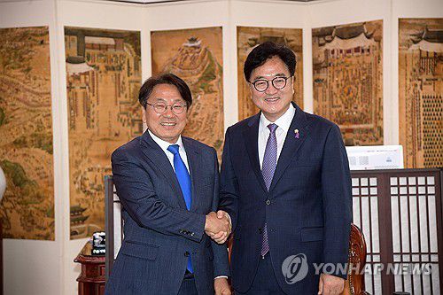 우원식 국회의장 만난 강기정 광주시장(광주=연합뉴스) 강기정 광주시장(왼쪽)이 14일 오전 국회에서 우원식 국회의장을 예방해 5·18 정신 헌법전문 수록 국회 개헌특별위원회 구성 건의서를 전달한 뒤 함께 기념사진을 찍고 있다. 2024.6.14 [광주시 제공. 재판매 및 DB 금지] areum@yna.co.kr