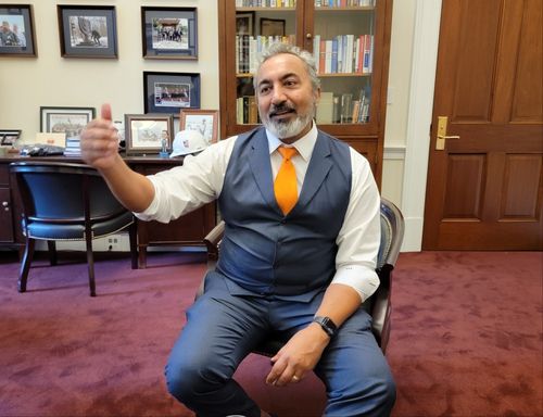 인터뷰하는 아미 베라 미국 하원의원(워싱턴=연합뉴스) 송상호 특파원 = 미국 하원의 지한파인 아미 베라 의원(민주·캘리포니아)이 지난 14일(현지시간) 워싱턴DC 의원실에서 연합뉴스 특파원과 인터뷰를 하고 있다. 2024.6.16