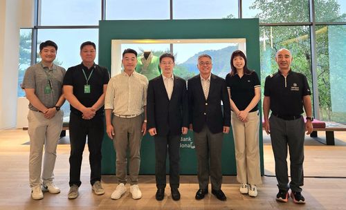 오른쪽에서 세 번째가 김원섭 KPGA 회장. 그 오른쪽이 펑산산.[KPGA 제공. 재판매 및 DB 금지]