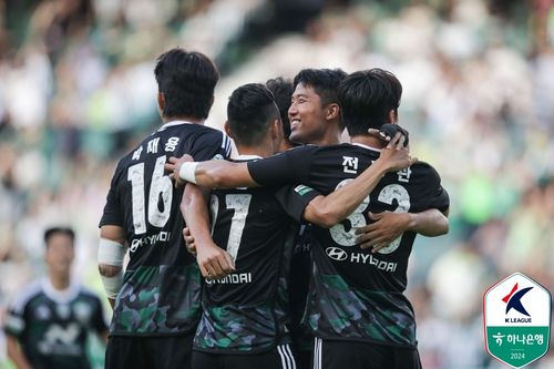 기뻐하는 전북 현대 선수들[한국프로축구연맹 제공. 재판매 및 DB 금지]