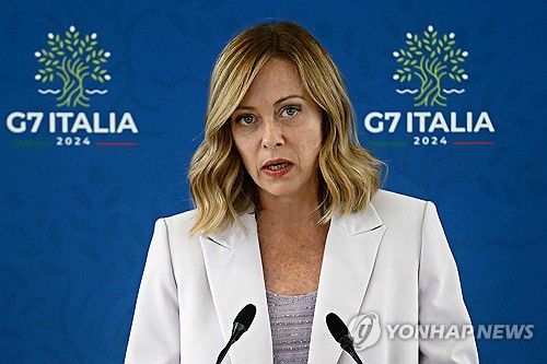 멜로니 총리, G7 정상회의 의장국 기자회견(브린디시[이탈리아 풀리아주] AFP=연합뉴스) 조르자 멜로니 이탈리아 총리가 15일(현지시간) 이탈리아 동남부 풀리아주의 보르고 에냐치아 리조트에서 개최된 주요 7개국(G7) 정상회의가 끝난 뒤 의장국 자격으로 기자회견을 하고 있다. 2024.06.15 photo@yna.co.kr