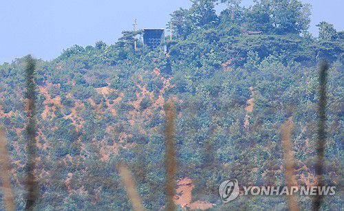 강화도 바로 앞에 설치된 북한 대남 확성기(인천=연합뉴스) 임순석 기자 = 11일 오후 인천 강화군 송해면 당산리에서 바라본 북한 황해도 개풍군 산에 북한의 대남 확성기로 보이는 시설물이 설치되어 있다. 2024.6.11 soonseok02@yna.co.kr