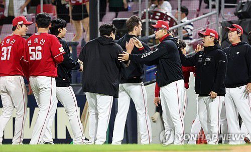 선수들 격려하는 이숭용 감독[연합뉴스 자료사진]