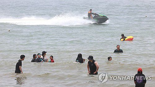 무더위 식히는 관광객들(인천=연합뉴스) 임순석 기자 = 초여름 날씨를 보인 16일 오후 인천 중구 을왕리해수욕장을 찾은 관광객들이 물놀이하며 더위를 식히고 있다. 2024.6.16 soonseok02@yna.co.kr