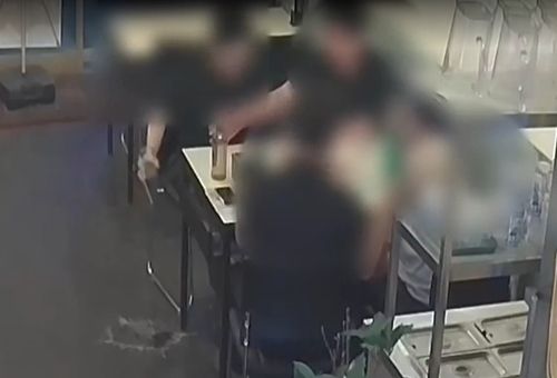 가게 바닥에 맥주 쏟는 중구청 공무원 일행[아프니까 사장이다 캡처]