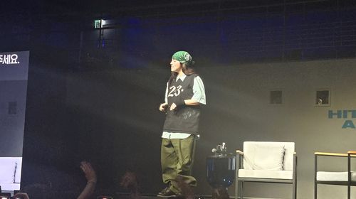 정규 3집 청음회 개최한 빌리 아일리시(서울=연합뉴스) 팝스타 빌리 아일리시가 18일 오후 서울 광진구 빛의 시어터에서 열린 정규 3집 '히트 미 하드 앤 소프트'(HIT ME HARD AND SOFT) 발매 기념 청음회에서 팬들과 인사를 나누고 있다. 2024.06.19 cjs@yna.co.kr