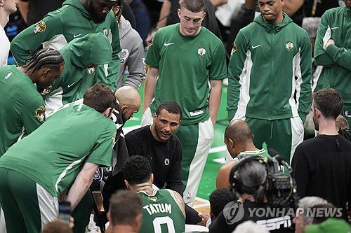 챔피언결정 5차전 중 선수들에게 지시하는 매줄라 감독[AP=연합뉴스]