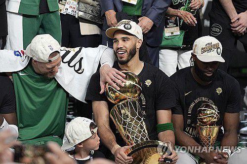 제일런 브라운(오른쪽)과 제이슨 테이텀(가운데)[AP=연합뉴스]