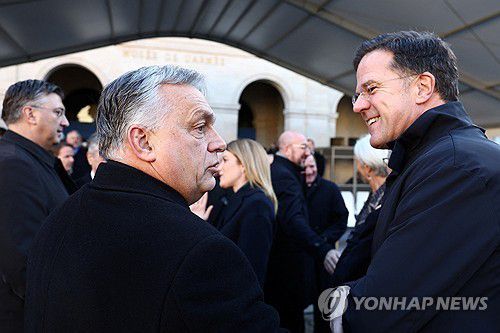 지난 1월 오르반 빅토리 헝가리 총리(왼쪽)과 마르크 뤼터 네덜란드 총리. [epa 연합뉴스 자료사진. 재판매 및 DB 금지]