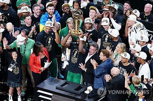 우승 자축하는 보스턴 선수단[David Butler II-USA TODAY Sports/로이터=연합뉴스]