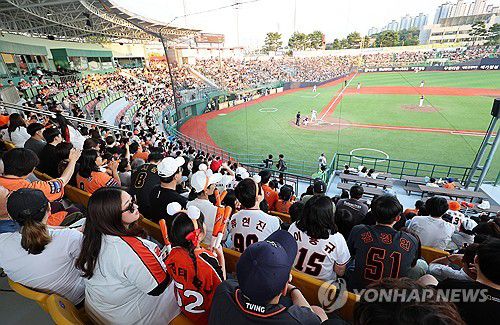 5년 만에 청주 야구장서 프로야구 경기(청주=연합뉴스) 천경환 기자 = 18일 오후 한화 이글스의 제2의 홈인 청주 야구장에서 프로야구 경기가 5년 만에 열리고 있다. 2024.6.18 kw@yna.co.kr