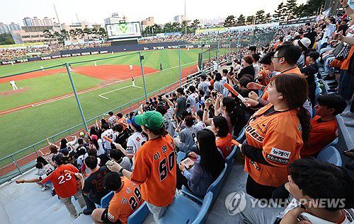 청주 야구장 가득 메운 응원 열기(청주=연합뉴스) 천경환 기자 = 18일 오후 한화 이글스의 제2의 홈인 청주 야구장에서 프로야구 경기가 5년 만에 열렸다. 사진은 응원하는 관중들 모습. 2024.6.18 kw@yna.co.kr