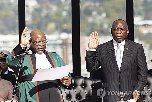 취임 선서하는 시릴 라마포사(오른쪽) 남아공 대통령[풀/AFP=연합뉴스]