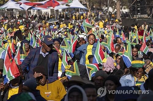 시릴 라마포사 남아공 대통령 취임식 참석한 지지자들[AP=연합뉴스]