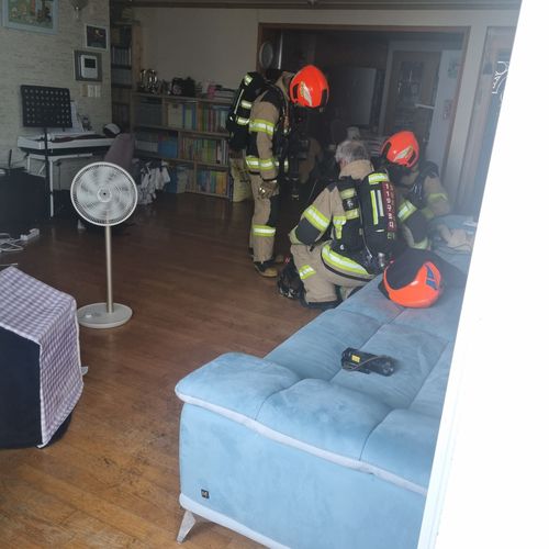 산소통 매고 구조 작업하러 17층 올라온 소방대원들의 모습[독자 제공. 재판매 및 DB 금지]