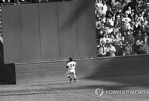 MLB 역사상 가장 위대한 수비인 메이스의 ' 더 캐치' 장면[AP=연합뉴스 자료사진]