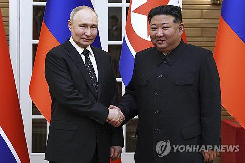 악수하는 북러 정상(스푸트니크·AP 평양=연합뉴스) 24년만에 방북한 블라디미르 푸틴 러시아 대통령이 19일 평양 금수산영빈관에서 김정은 국무위원장과 정상회담을 앞두고 악수하고 있다. [재판매 및 DB 금지]