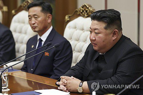 푸틴 대통령과 마주한 김정은 위원장(스푸트니크·AP 연합뉴스=평양) 김정은 북한 국무위원장이 19일 평양 금수산영빈관에서 열린 북러정상회담에서 블라디미르 푸틴 러시아 대통령을 마주보고 앉아있다. [재판매 및 DB 금지]