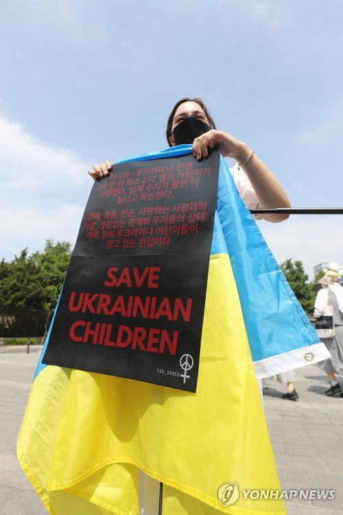 우크라 전쟁 규탄하는 러시아인(서울=연합뉴스) 황수빈 수습기자 = 한국에 거주하는 러시아인이 29일 오후 서울 중구 정동분수대 앞에서 자국의 우크라이나 침공과 그에 따른 어린이들의 사망을 규탄하는 집회를 펼치고 있다.  2022.5.29 soobinhwang@yna.co.kr