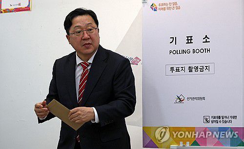 이장우 대전시장 사전투표(대전=연합뉴스) 김준범 기자 = 제22대 총선 사전투표일이 시작된 5일 오전 대전시 서구 둔산동 대전시청에 마련된 사전투표장에서 이장우 대전시장이 투표하고 있다. 2024.4.5 psykims@yna.co.kr