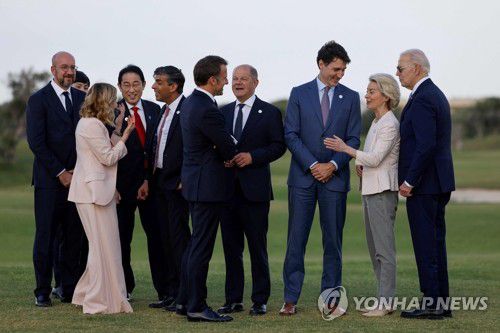 담소 나누는 G7 정상들[AFP 연합뉴스 자료사진. 재판매 및 DB 금지]