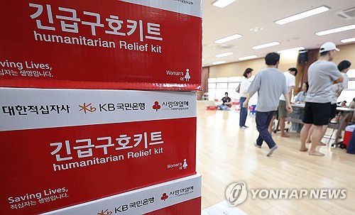 목동 아파트 화재…대피소 향한 시민들(서울=연합뉴스) 김성민 기자 = 19일 서울 양천구 목동에 있는 23층짜리 아파트 화재 현장 인근에 설치된 이재민 임시대피소에서 시민들이 휴식을 취하고 있다. 2024.6.19 ksm7976@yna.co.kr