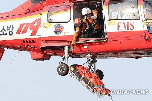 목동아파트 화재…옥상서 헬기로 인명 구조(서울=연합뉴스) 김성민 기자 = 19일 서울 양천구 목동에 있는 23층짜리 아파트 화재 현장에서 소방관들이 헬기를 이용해 옥상에 대피한 사람을 구조하고 있다. 2024.6.19 ksm7976@yna.co.kr